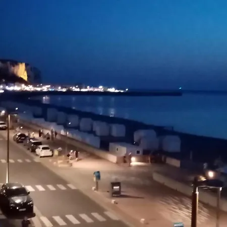 Avec Balcon Au 1er Etage Vue Laterale A 50 Metres De La A Les Bains. شقة *
