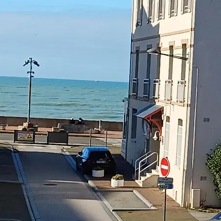 Avec Balcon Au 1er Etage Vue Laterale A 50 Metres De La A Les Bains. * Mers-les-Bains