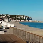 Avec Balcon Au 1er Etage Vue Laterale A 50 Metres De La A Les Bains. *