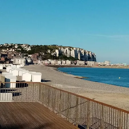 Avec Balcon Au 1er Etage Vue Laterale A 50 Metres De La A Les Bains. *