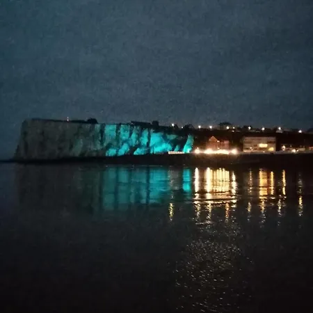 Avec Balcon Au 1er Etage Vue Laterale A 50 Metres De La A Les Bains. *
