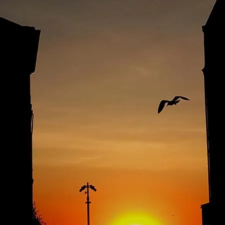 Avec Balcon Au 1er étage Vue Latérale à 50 Mètres De La à Les Bains. *