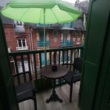 Avec Balcon Au 1er étage Vue Latérale à 50 Mètres De La à Les Bains. * Mers-les-Bains