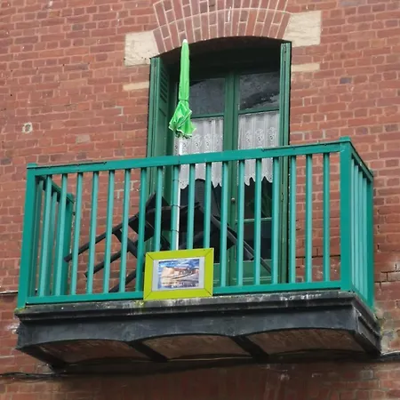 شقة Avec Balcon Au 1er Etage Vue Laterale A 50 Metres De La A Les Bains.