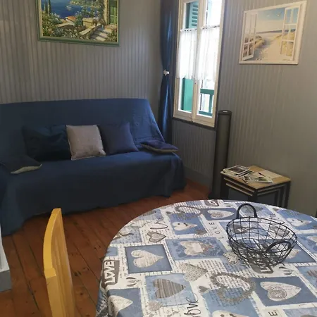 Avec Balcon Au 1er Etage Vue Laterale A 50 Metres De La A Les Bains. شقة مير-لي-بان