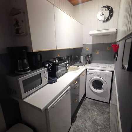 Avec Balcon Au 1er Etage Vue Laterale A 50 Metres De La A Les Bains. مير-لي-بان