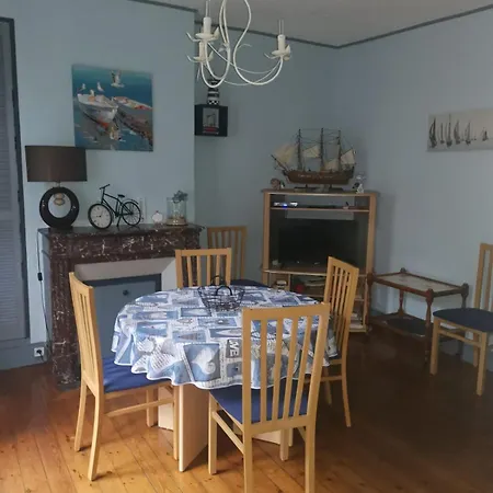 Avec Balcon Au 1er Etage Vue Laterale A 50 Metres De La A Les Bains. *