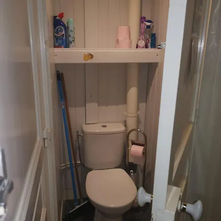 Avec Balcon Au 1er étage Vue Latérale à 50 Mètres De La à Les Bains. Appartement *