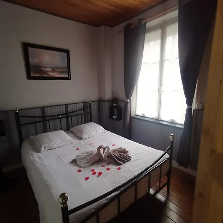 Appartement Avec Balcon Au 1er étage Vue Latérale à 50 Mètres De La à Les Bains.