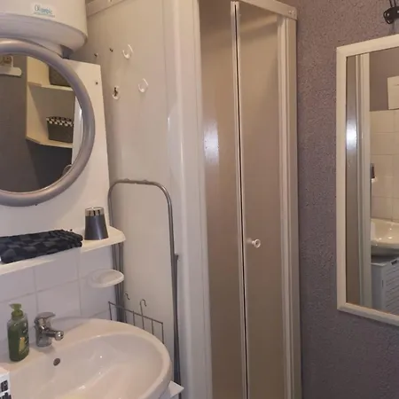 Avec Balcon Au 1er Etage Vue Laterale A 50 Metres De La A Les Bains. شقة *